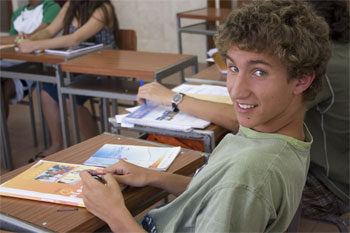 ni&ntilde;o estudiando ingles