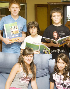 ni&ntilde;os estudiando